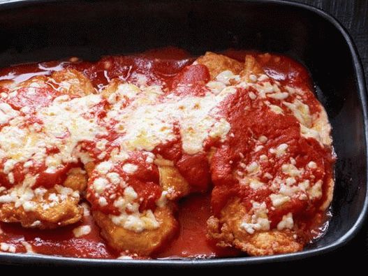 Foto klasična parmezana piletina