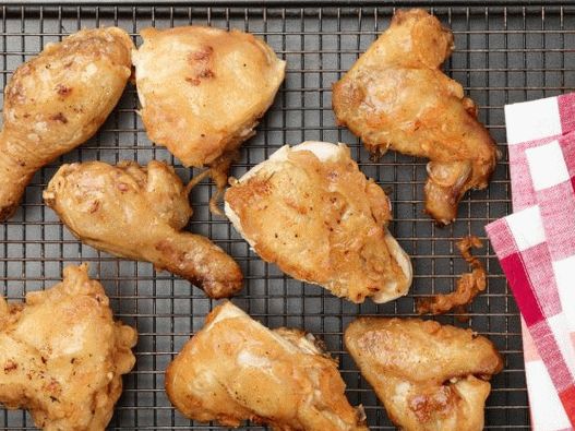 Foto klasična pržena piletina za piknik