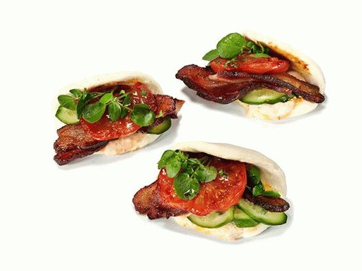Foto klasični sendviči u azijskom stilu s majonezom čilija