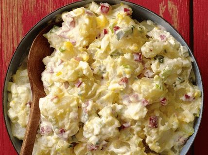 Foto klasična krompir salata sa celerom