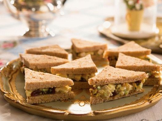 Foto klub sendvič sa salatom od piletine, jabuka i karija