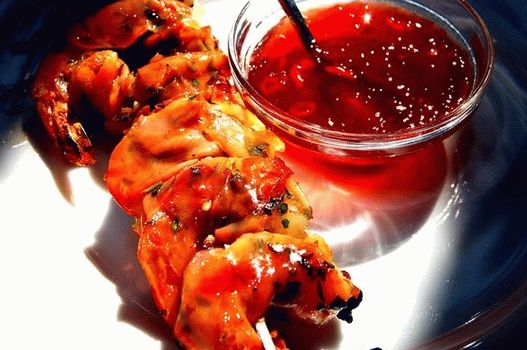 Fotografija kraljevskih kozica na žaru sa karamelizovanim jalapenosima