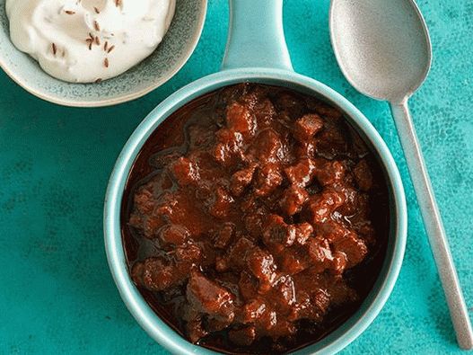 Fotografija crvenog čilija sa govedinom