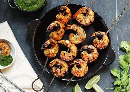 Fotografija pečenih kozica na roštilju mariniranih s kari paste