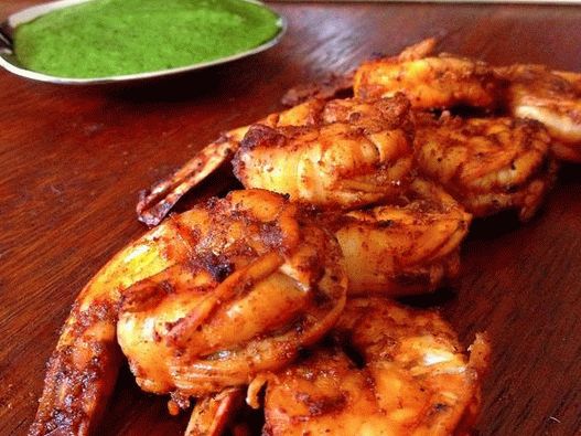 Fotografija škampi na nabodava s klinčićima od klinca i metvice