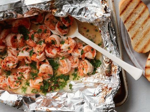 Fotografija škampi sa žara u roštilju u vrećici od folije