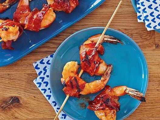 Fotografija škampi u medenoj glazuri umotanih u slaninu, na žaru