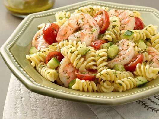 Foto salata od škampa sa tjesteninom, krastavcima i paradajzom