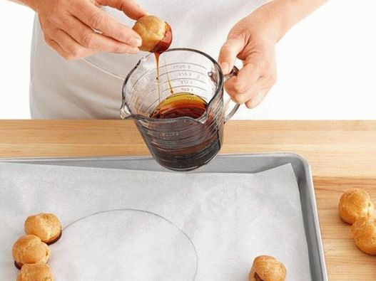 Croquembush - kolač od profiterole