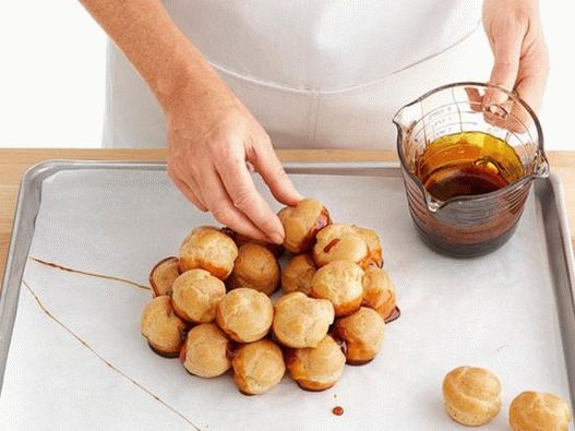 Croquembush - kolač od profiterole