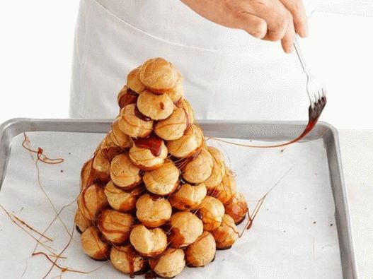 Croquembush - kolač od profiterole