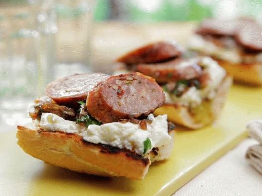 Fotografija Crostinija sa kobasicama na žaru i lukom u balzamičnom sirupu