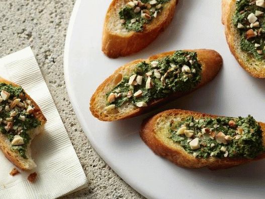 Foto Crostini sa špinatom i bademima