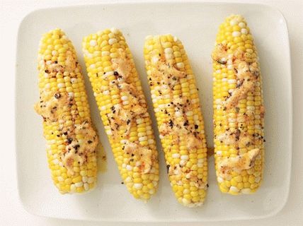 Fotografija kukuruza s začinjenim uljem