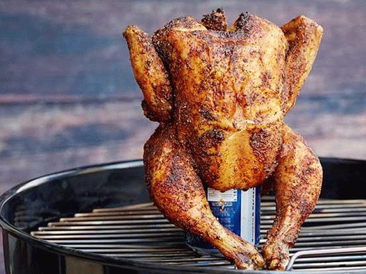 Foto piletina sa roštilja na konzervi piva