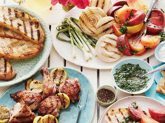 Foto piletina sa roštilja sa limunom i paradajzom