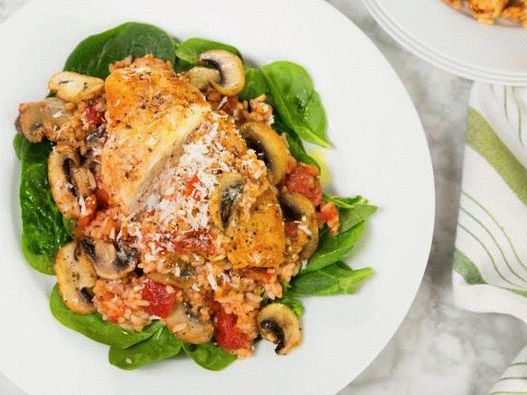 Foto pileći kachchiatore s rižom u sporijem kuhaču