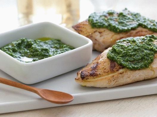 Piletina na žaru u tavi sa pesto špinatom i pinjolama