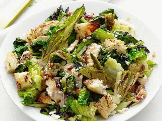 Piletina na roštilju, focaccia i salata od rumuna sa cezar dresingom