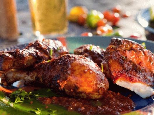 Foto piletina s mols umakom na roštilju