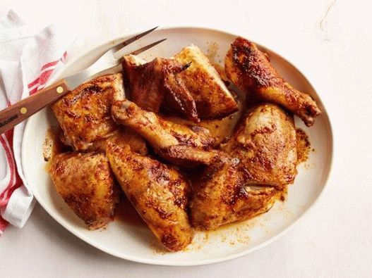 Fotografija piletine u slanom pivu, pečene na limenci piva na žaru