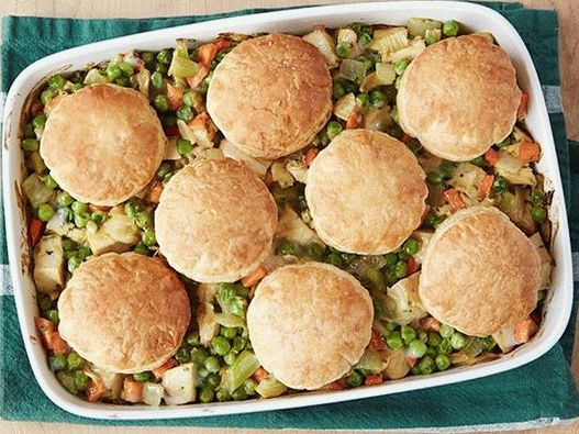 Foto pileća kaša s curryjem ispod poklopca lisnatog tijesta