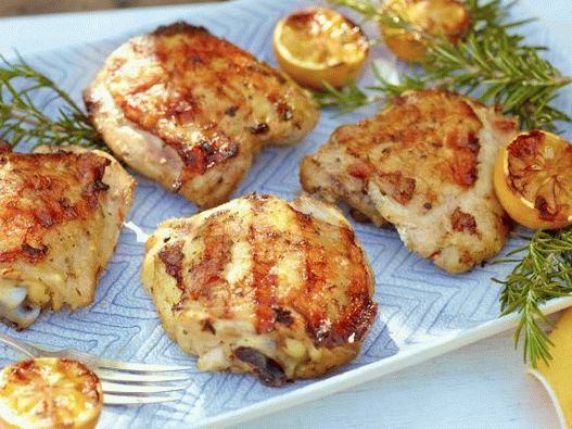 Foto pileća bedra u grilovanoj začinjenoj limunskoj marinadi