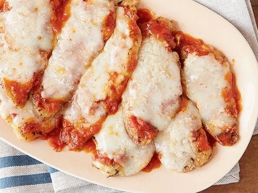 Fotografija pilećih grudi pečenih pod parmezanom