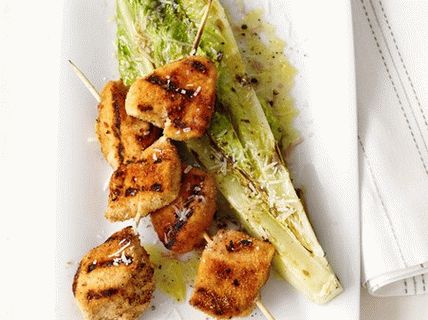Fotografija pilećih prsa sa roštilja i salata od rumuna