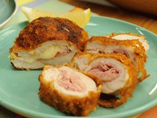 Fotografija pilećih prsa sa šunkom i sirom (Pileći kordon bleu)