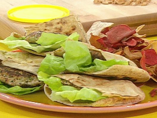 Fotografija pilećih kotleta sa chutney sosom u pita