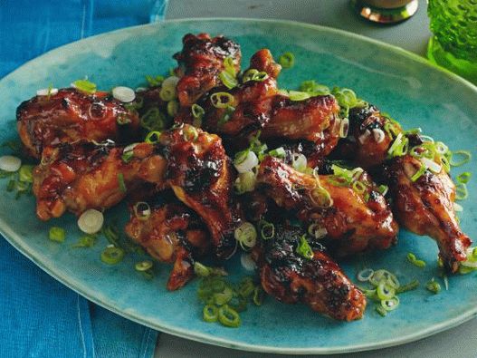 Fotografija pilećih krila na roštilju u senfu od senfa od meda