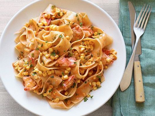 Fotografija papardelle rezanci sa jastozima i kukuruzom