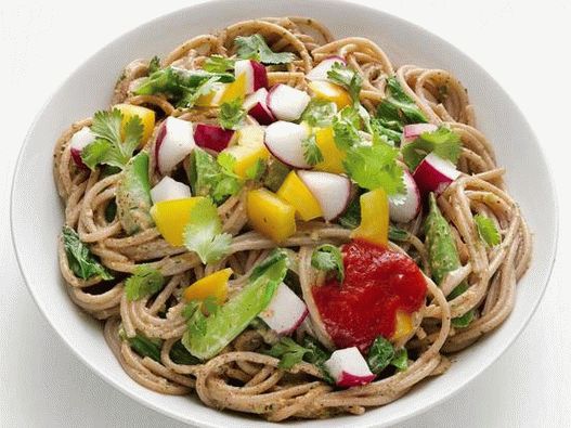 Foto azijski rezanci s ljetnim povrćem