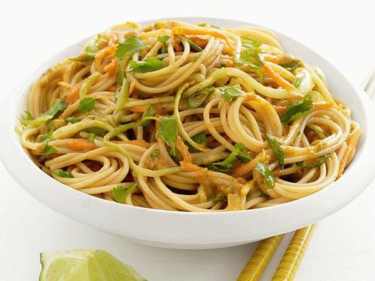Foto rezanci s hladnim curry sosom