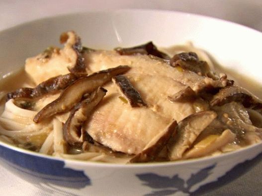 Fotografija udon rezanci sa tilapijom kuhana u misu