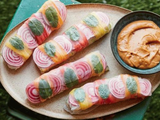Fotografija posuđa - Spring Rolls s piletinom i kikirikijem