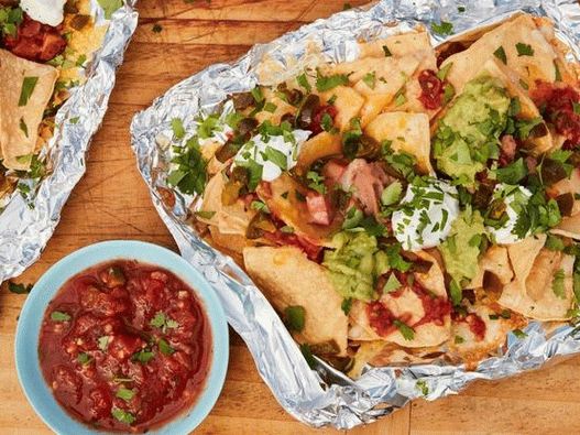 Fotografija jela - Nachos sa sirom, grahom i chorizo   kobasicom na žaru