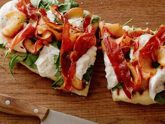 Fotografija jela - Ljetna pizza s breskvama, sirom burrata, rukolom i hrskavom šunkom na žaru