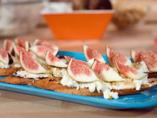 Fotografija jela - Crostini sa smokvama, rikotom od meda i lješnjacima