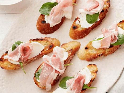 Fotografija jela - Brusketa sa smokvama, sirom rikota i šunkom