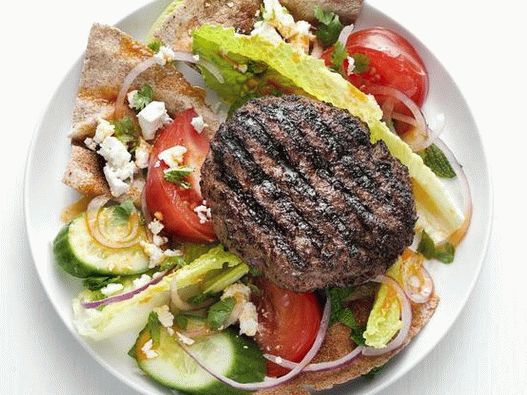 Foto marokanska ljetna salata i meso s roštiljem