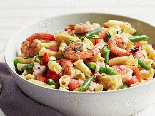 Foto ljetna salata s tjesteninom, kozicama i zelenim grahom