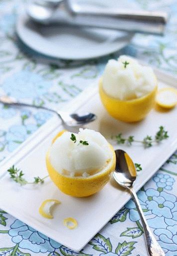 Foto limun sorbet u limunskim zdjelama
