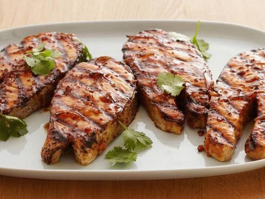 Fotografija lososa sa roštilja sa azijskim umakom za roštilj