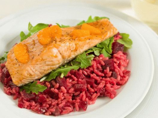 Foto losos u mandarinskoj glazuri na jastuku od rižota od cikle