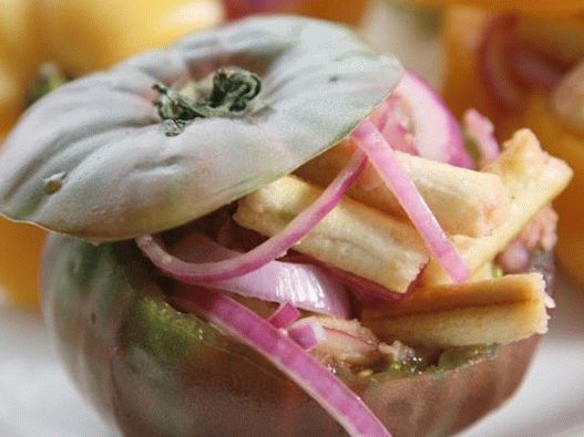 Fotografija jela - Panzanela u zdjeli od paradajza