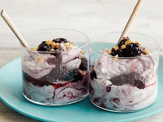 Fotografija jela - Bijeli čokoladni mousse s lješnjacima i kupinama