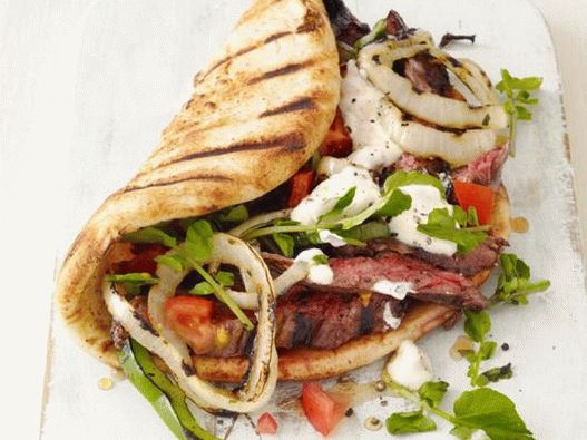 Gyros sa govedinom sa roštilja i vodenim kremom