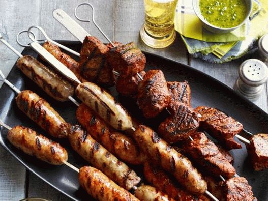 Odresci odreska i kobasice s dva umaka iz Latinske Amerike